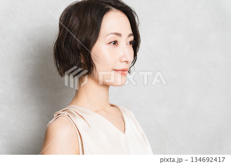 ポージングをするショートヘアの女性 ビューティイメージ ポージングをするショートヘアの女性 ビューティイメージ 134692417