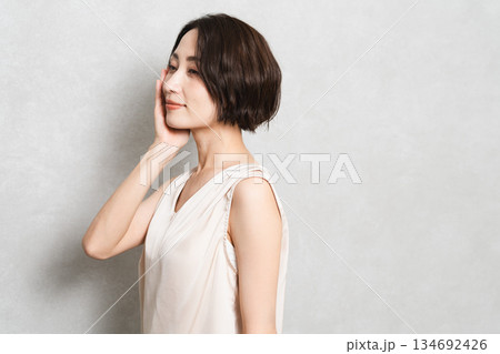 ポージングをするショートヘアの女性 ビューティイメージ ポージングをするショートヘアの女性 ビューティイメージ 134692426