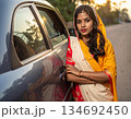 車の横に立つ女性 134692450