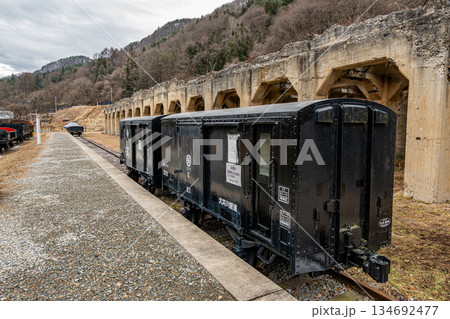 旧太子駅 ホッパー棟と貨車 旧太子駅 ホッパー棟と貨車 134692477