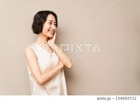 ポージングをするショートヘアの女性 ビューティイメージ ポージングをするショートヘアの女性 ビューティイメージ 134692512