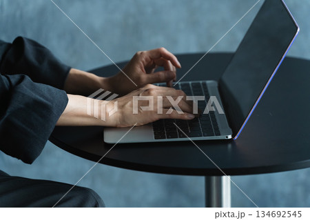 テーブルでラップトップを操作する女性　ライフスタイルイメージ 134692545