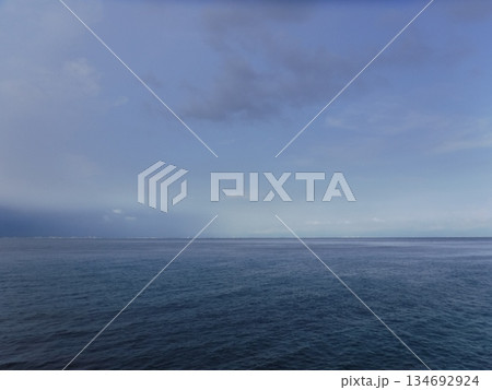 沖合いの曇り空 沖合いの曇り空 134692924