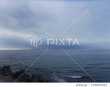 雨の海岸 134692925