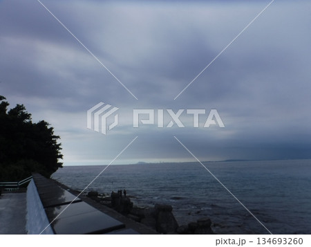 沖合いの雨雲と海岸 134693260
