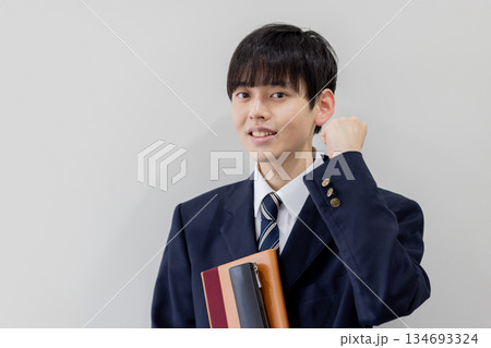 ガッツポーズをする男子学生のポートレート ガッツポーズをする男子学生のポートレート 134693324