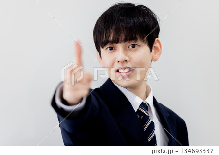 指差しをする男子高校生 ターゲット 狙い撃ち 指差しをする男子高校生 ターゲット 狙い撃ち 134693337