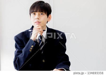 授業を受ける男子生徒 134693338