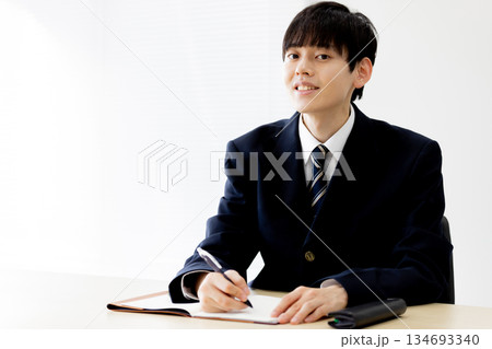 授業を受ける男子生徒 授業を受ける男子生徒 134693340