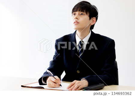 授業を受ける男子生徒 134693362