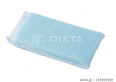 透明背景（png）にブルーの食器洗い用のネットスポンジ 134693480