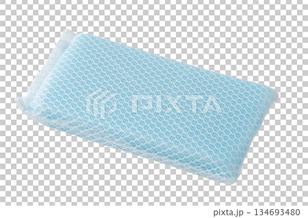 透明背景（png）にブルーの食器洗い用のネットスポンジ 134693480