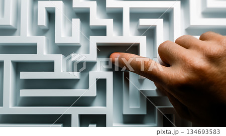 複雑な選択と問題解決を象徴する迷宮と指先のコンセプト 複雑な選択と問題解決を象徴する迷宮と指先のコンセプト 134693583