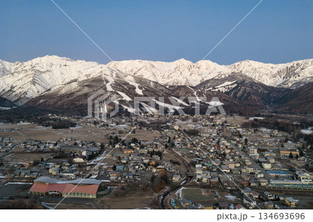 日の出前の美しい白馬連峰と白馬村の街並み　長野県白馬村（ドローンによる空撮） 134693696