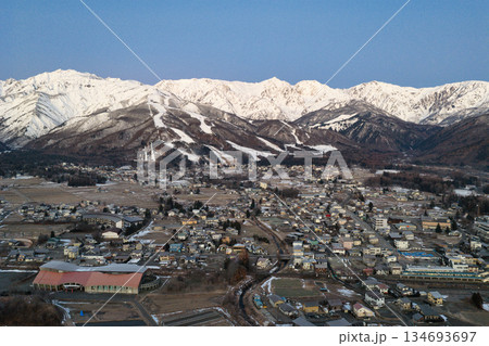 日の出前の美しい白馬連峰と白馬村の街並み　長野県白馬村（ドローンによる空撮） 134693697