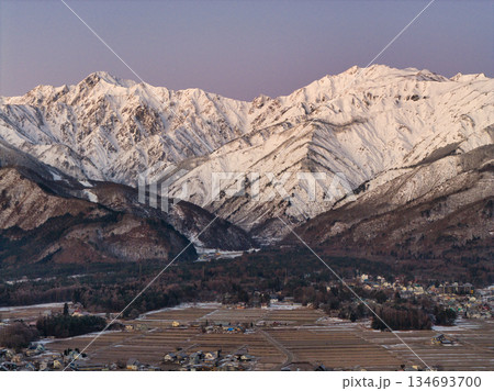 夜明け前の美しい唐松岳と五竜岳　長野県白馬村（ドローンによる空撮） 134693700
