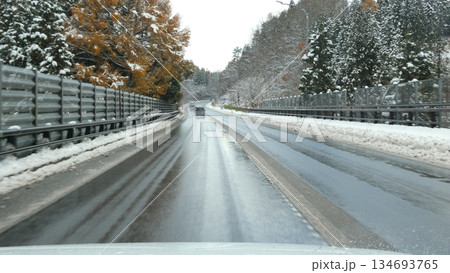 雪道の国道7号線（青森県青森市） 134693765