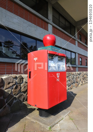 青森　弘前　「りんご色のまち弘前」郵便ポスト（弘前市役所前） 134693810