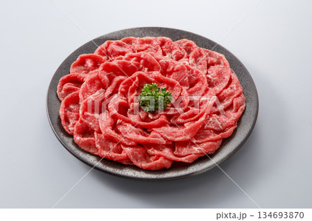国産牛ももしゃぶしゃぶ用肉の皿盛り 国産牛ももしゃぶしゃぶ用肉の皿盛り 134693870