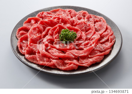 国産牛ももしゃぶしゃぶ用肉の皿盛り 国産牛ももしゃぶしゃぶ用肉の皿盛り 134693871