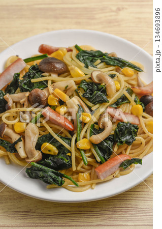 ホウレン草とシメジの和風パスタ ホウレン草とシメジの和風パスタ 134693896
