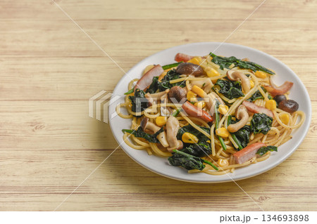 ホウレン草とシメジの和風パスタ ホウレン草とシメジの和風パスタ 134693898