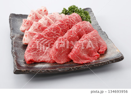 国産黒毛和牛　焼き肉盛り合わせ（バラ、モモ、肩） 134693956