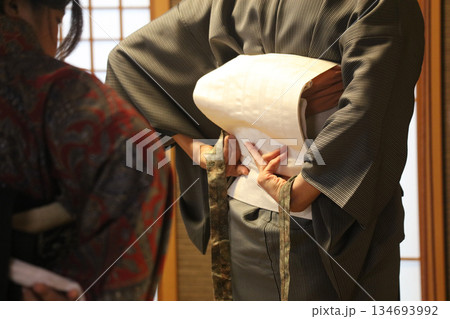 着物を着る女性 134693992