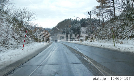 雪道の国道7号線(青森県青森市) 雪道の国道7号線(青森県青森市) 134694197
