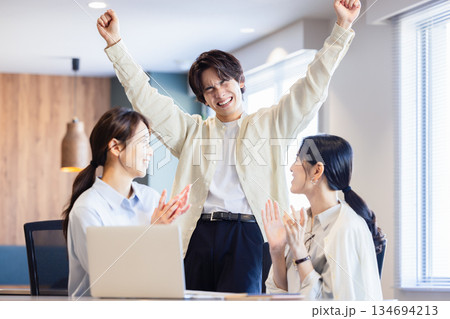 ガッツポーズをする男性 ガッツポーズをする男性 134694213