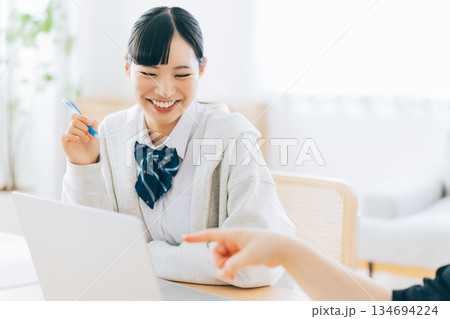 パソコンを見ながら勉強を教わる高校生 パソコンを見ながら勉強を教わる高校生 134694224
