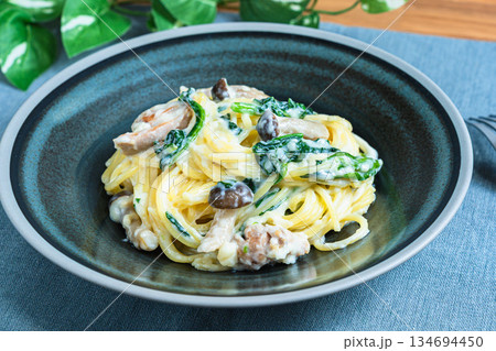 ほうれん草ときのこのクリームパスタ ほうれん草ときのこのクリームパスタ 134694450