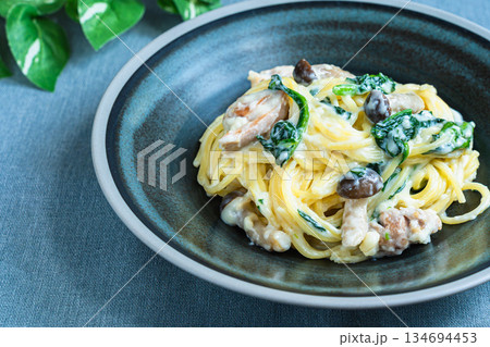 ほうれん草ときのこのクリームパスタ ほうれん草ときのこのクリームパスタ 134694453