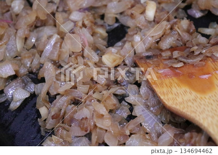 フライパンで玉ねぎを炒めている写真 134694462