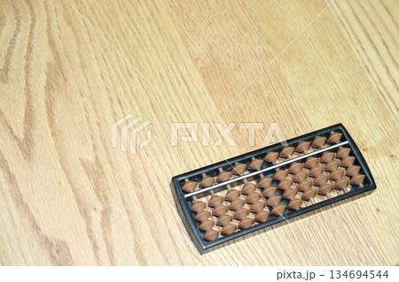 机の上に置かれている算盤の写真 机の上に置かれている算盤の写真 134694544