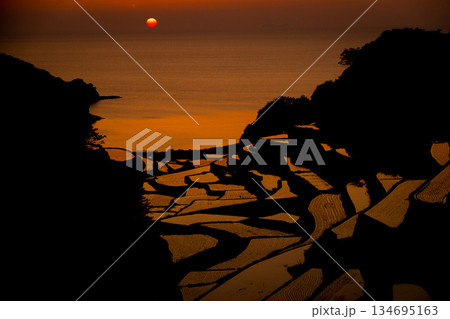 浜ノ浦 棚田に沈む夕日 浜ノ浦 棚田に沈む夕日 134695163