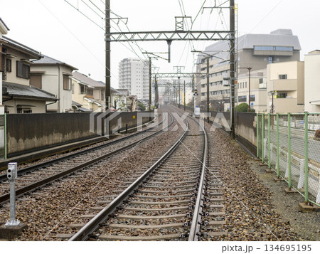 雨が降る住宅街を通る能勢電鉄妙見線の線路 雨が降る住宅街を通る能勢電鉄妙見線の線路 134695195