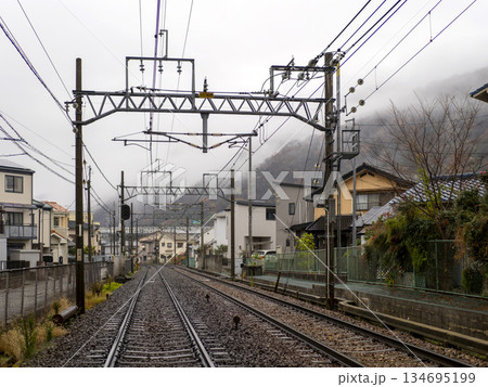 雨が降る住宅街を通る能勢電鉄妙見線の線路 雨が降る住宅街を通る能勢電鉄妙見線の線路 134695199