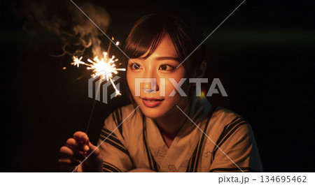 手持ち花火の輝き　浴衣姿の女性 134695462