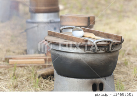 屋外で料理する様子 134695505