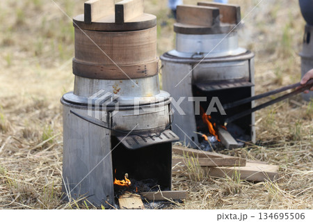 もち米を蒸す様子 134695506
