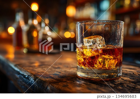 琥珀色に輝くウイスキーと氷 琥珀色に輝くウイスキーと氷 134695683