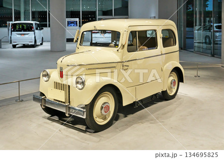 ショールームに展示されているたま電気自動車 ショールームに展示されているたま電気自動車 134695825