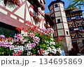 ヨーロッパの木組みの家と色鮮やかな花が咲く街並み 134695869