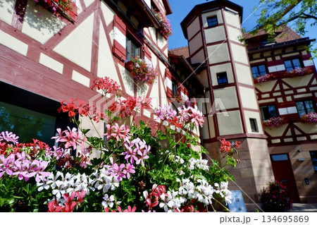 ヨーロッパの木組みの家と色鮮やかな花が咲く街並み ヨーロッパの木組みの家と色鮮やかな花が咲く街並み 134695869