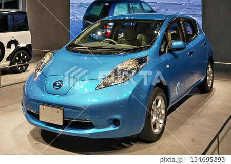 ショールームに展示されている日産リーフ ショールームに展示されている日産リーフ 134695893