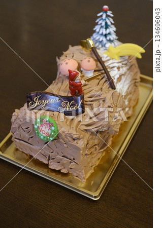 木こりわわイメージしたクリスマスの手作りケーキ 134696043