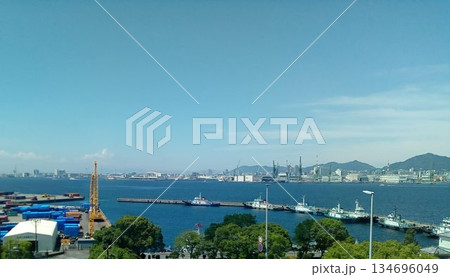 ポートライナーの車窓から見た神戸港の風景 134696049