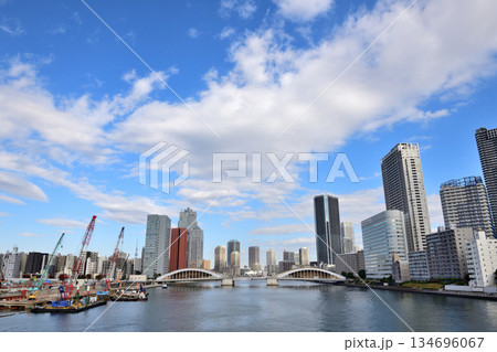 快晴の日の隅田川と両岸に聳える高層ビル群 134696067