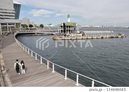 横浜ぷかりさん橋近くを散歩するカップル 134696083